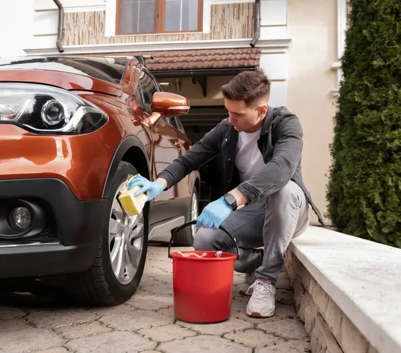 Lavage auto à domicile Vouneuil-sur-Vienne : professionnel intervenant sur un véhicule